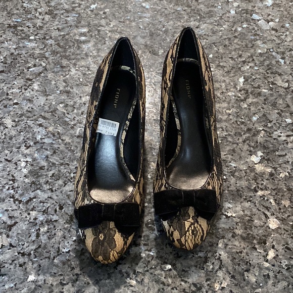 NWOT Fioni Womens Floral Lace low kitten round toe heels | Size 7 1/2 W - Picture 2 of 10